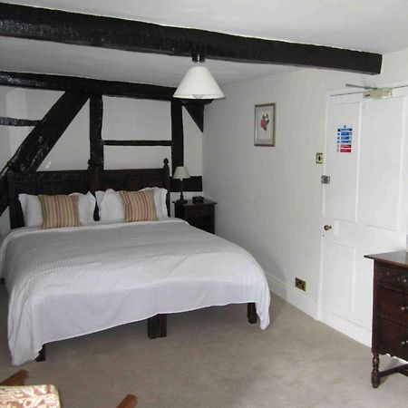 The Three Cocks Coaching Inn Glasbury Room photo