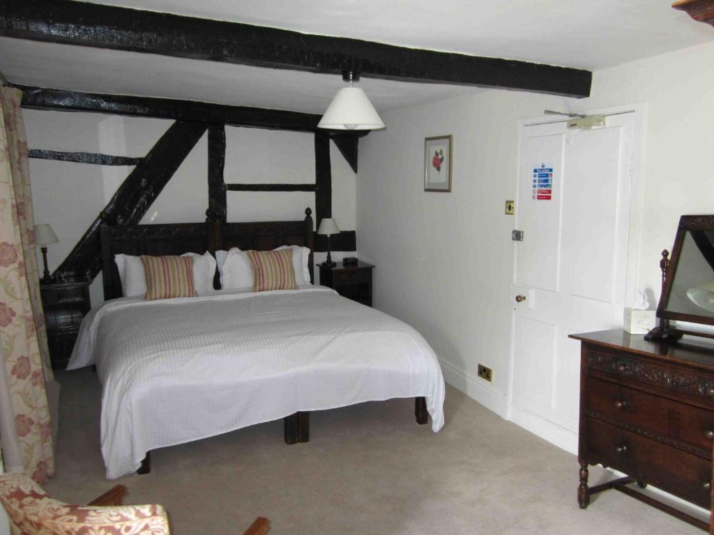 The Three Cocks Coaching Inn Glasbury Room photo